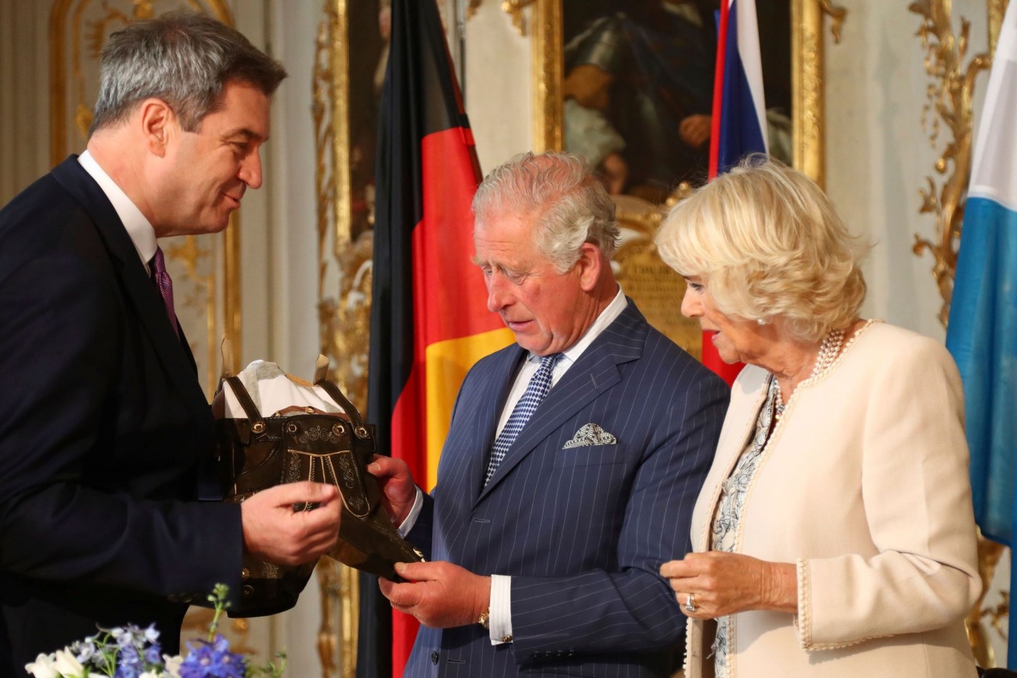 «Servus»: Prinz Charles und seine Frau, Herzogin Camilla, zu Gast beim bayerischen Ministerpräsidenten Markus Söder (l).