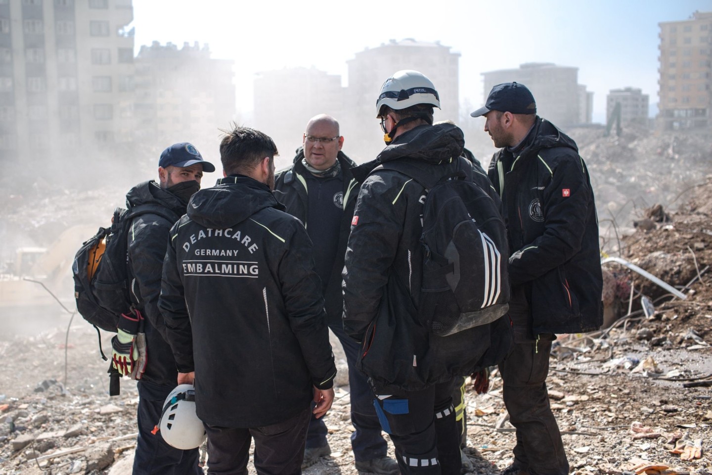 René Stawinski (hinten, M), leitet das Team der Organisation «Deathcare» aus Deutschland: Ehrenamtliche Bestatter helfen, dass die Opfer des Erdbebens begraben werden können.