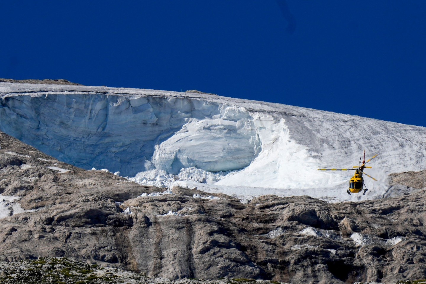 Ein Rettungshubschrauber fliegt über den Punta-Rocca-Gletscher in den italienischen Alpen.