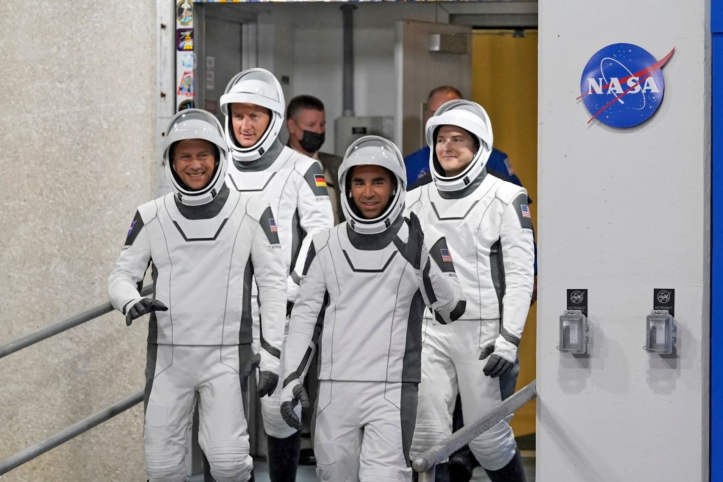 Die Astronauten (von links) Tom Marshburn, Matthias Maurer aus Deutschland, Raja Chari und Kayla Barron sind auf dem Weg zur Startrampe.