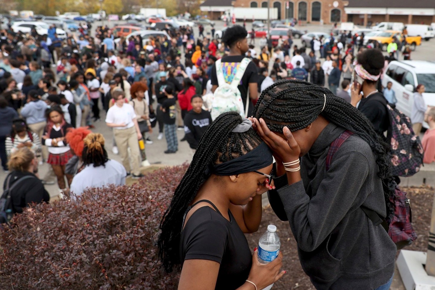 Schülerinnen trauern nach den tödlichen Schüssen an einer High School in St. Louis.