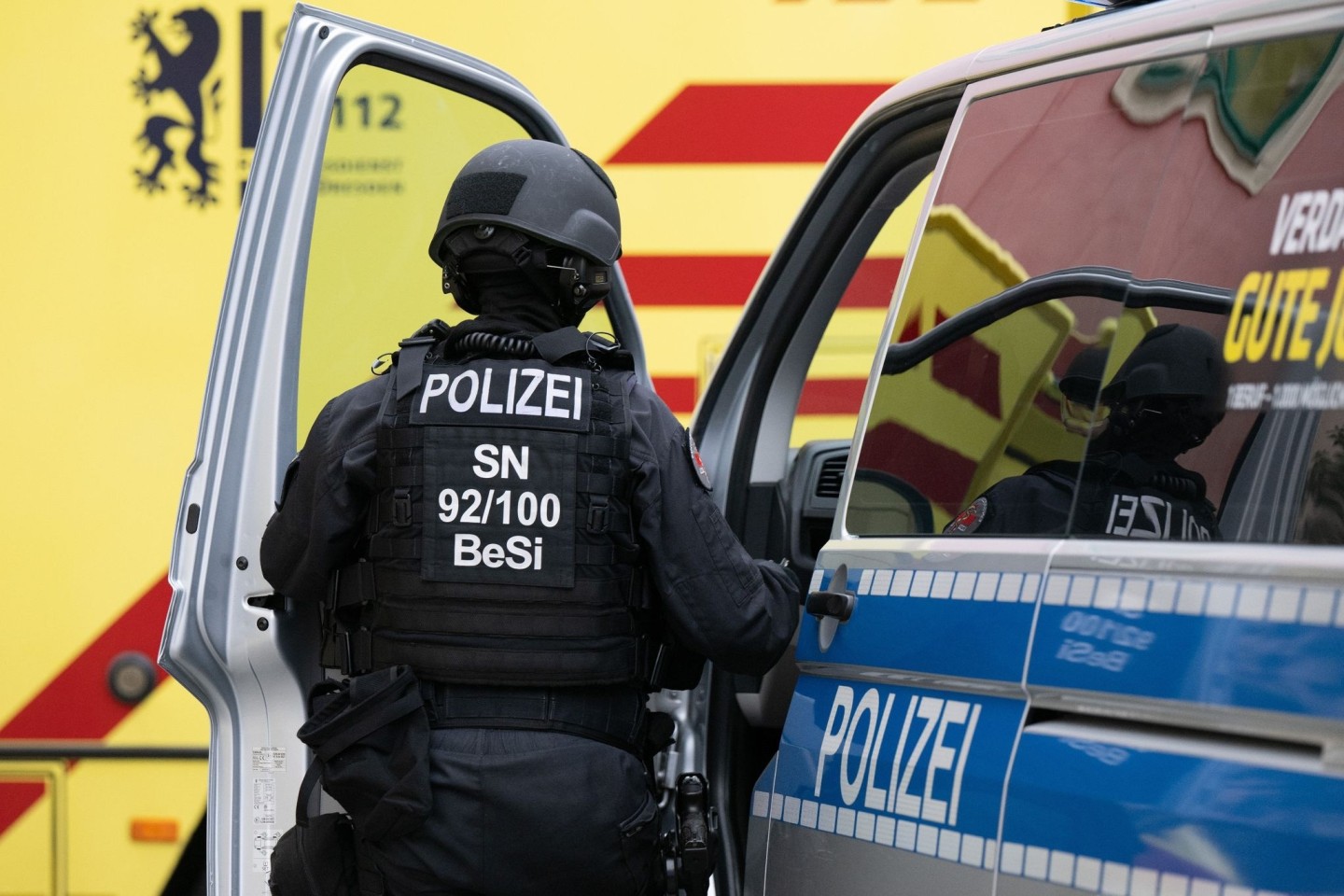 Eine Beamtin steigt im Dresdner Stadtteil Leipziger Vorstadt in ein Polizeiauto.