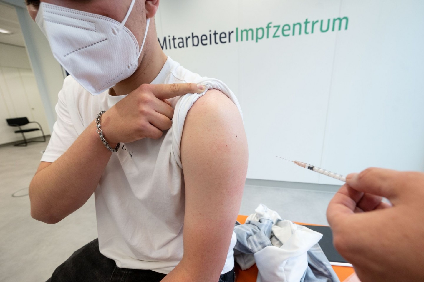 Ein Mann wird mit dem Corona-Impfstoff von Biontech/Pfizer geimpft. Der Virologe Christian Drosten hat vor Rückschlägen für die Corona-Impfkampagne über den Sommer in Deutschland gewarnt...