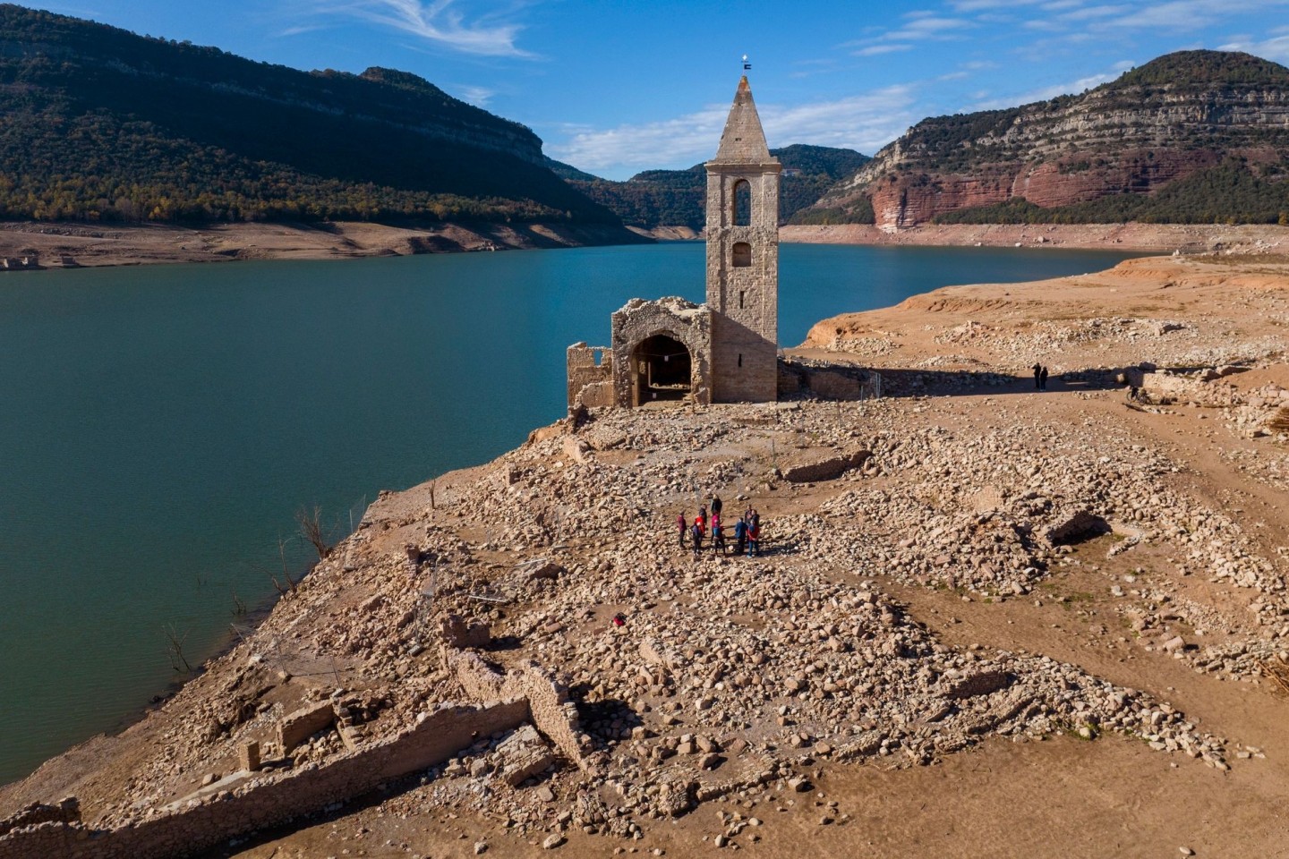 Normalerweise von Wasser bedeckt: Eine Kirche und die Überreste eines alten Dorfes im Stausee von Sau in Spanien.