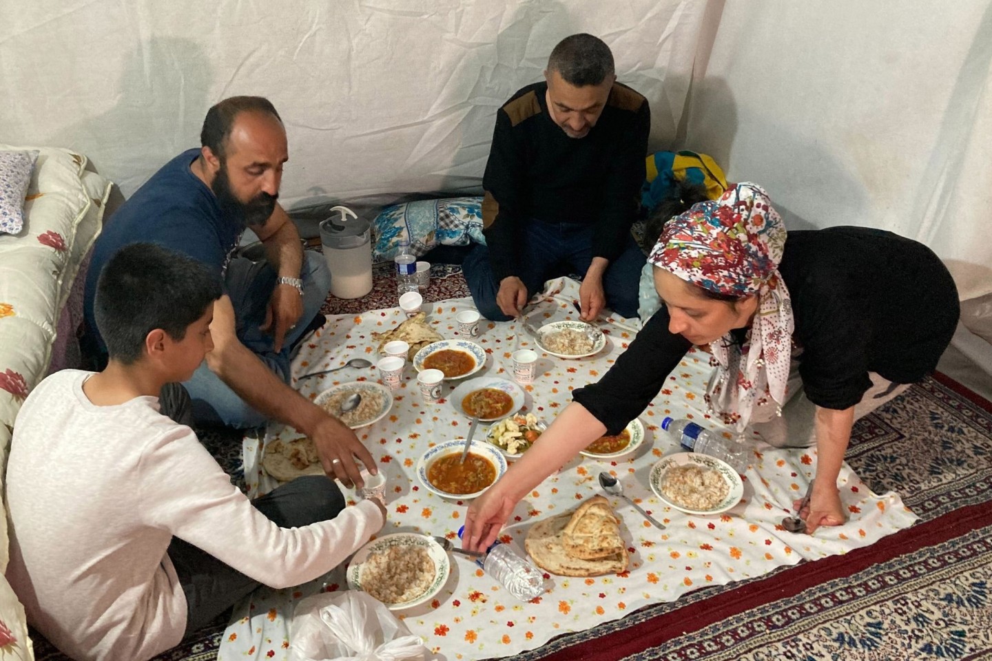 Familie Kaplan begeht das erste Fastenbrechen in ihrem Zelt in Adiyaman.