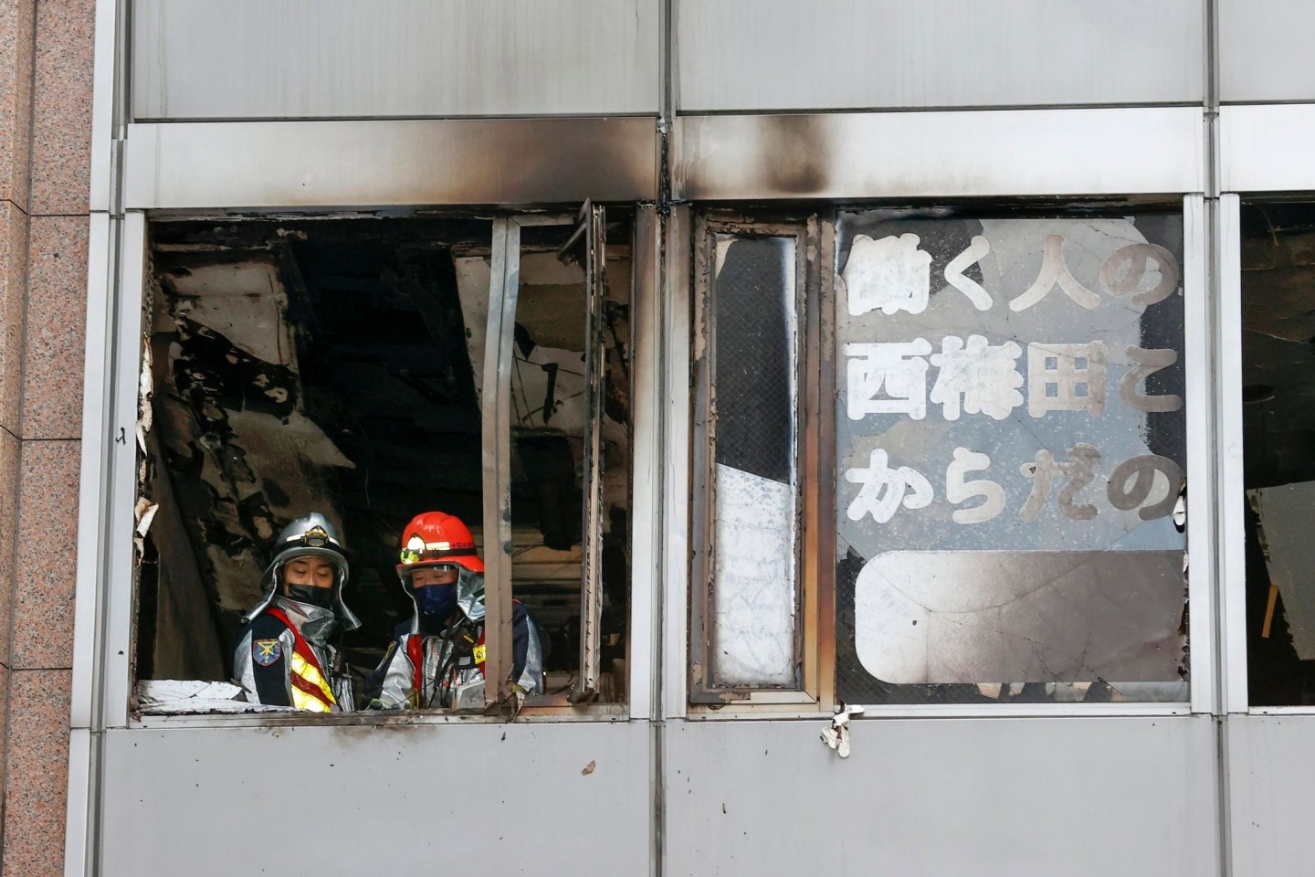 Bei einem Hochhausbrand im japanischen Osaka sind vermutlich mehr als zwei Dutzend Menschen ums Leben gekommen.