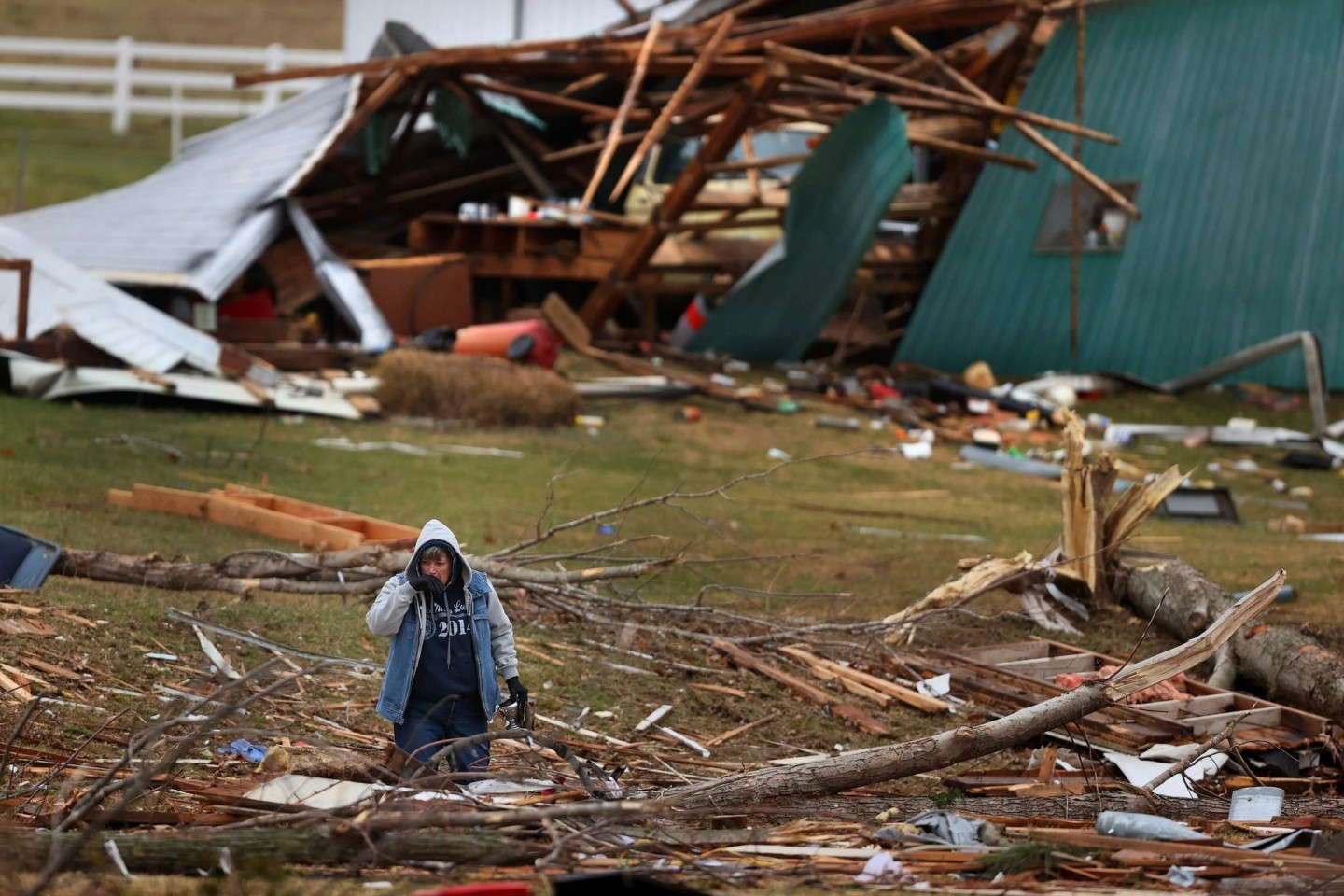 Eine Frau sucht in Defiance im US-Bundesstaat Missouri in den Trümmern eines Hauses nach Wertsachen.