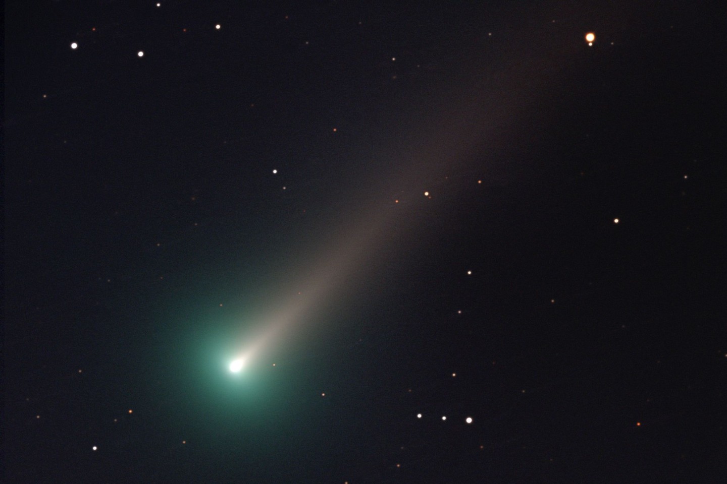 Der Komet «C/2021 A1 Leonard» fliegt am kommenden Wochenende an der Erde vorbei und könnte am Morgenhimmel sichtbar werden.
