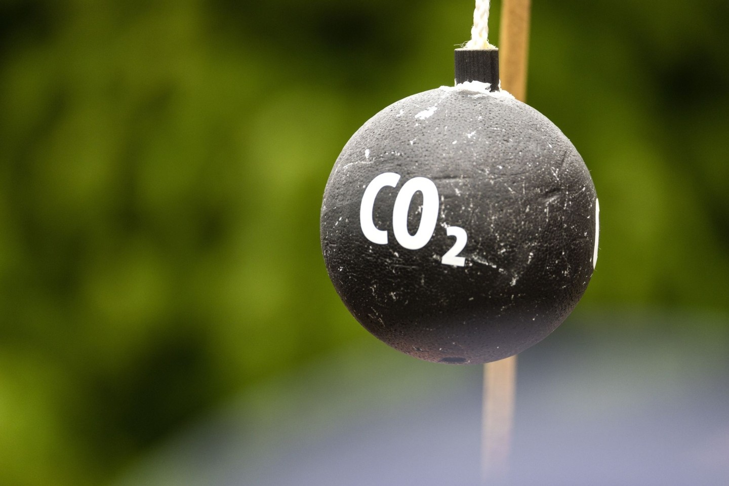 An einem Stab hängt vor Beginn einer Demonstration in Sachsen symbolisch eine «CO2-Bombe».