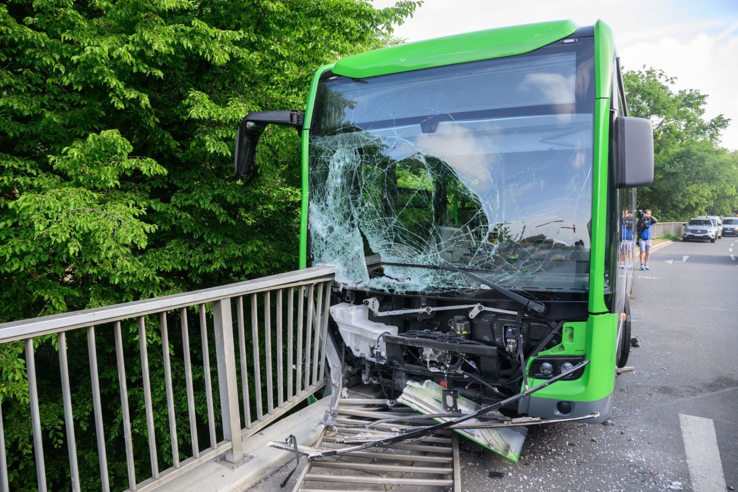 Ein Elektrobus der hannoverschen Verkehrsbetriebe Uestra steht nach einem Unfall verkeilt in einem Stahlgeländer auf einer Überführung im Stadtteil Linden.
