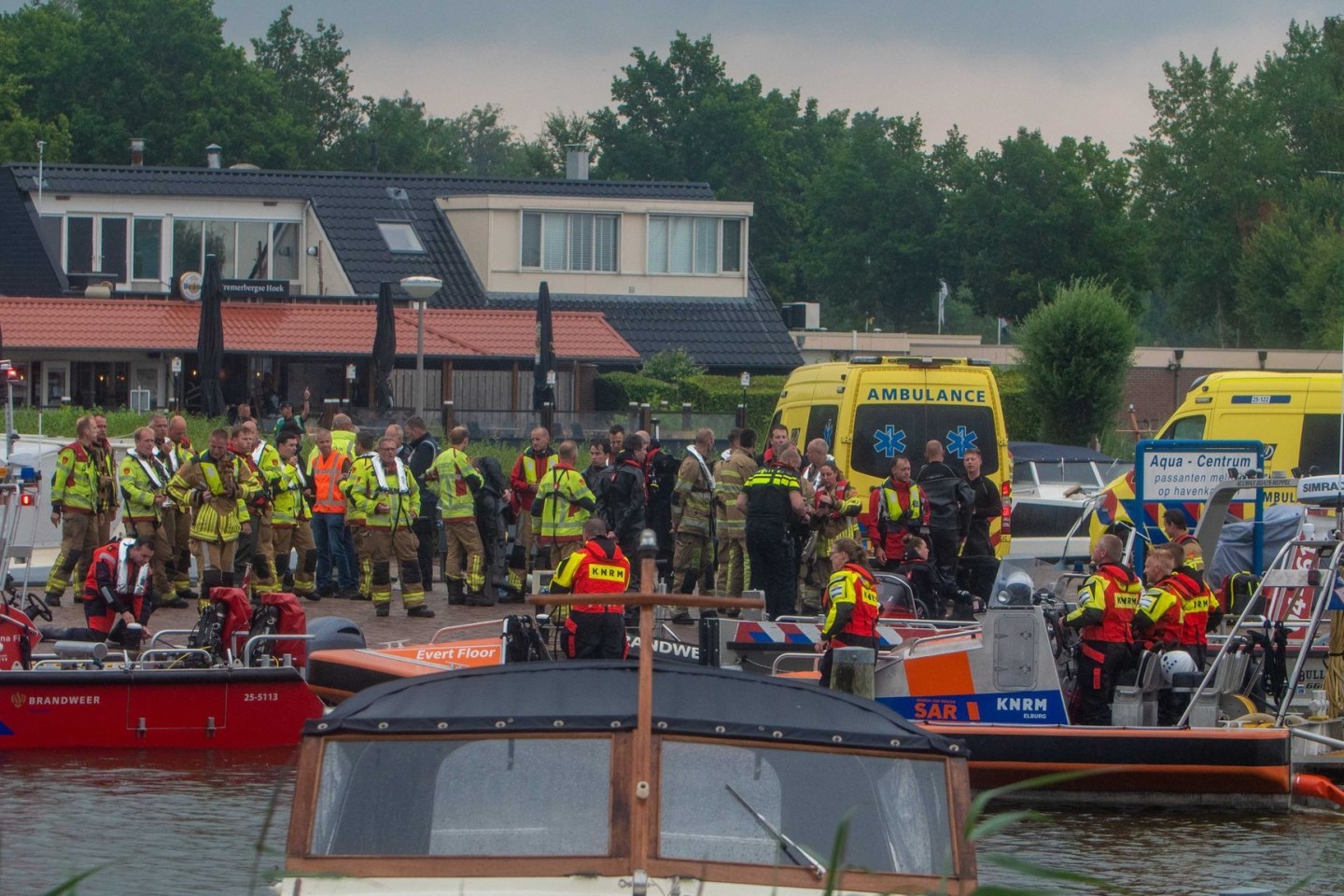 Mehrere Not- und Rettungsdienste sind im Einsatz, nachdem eine deutsche Familie beim Kanufahren auf dem Veluwemeer verunglückt war.