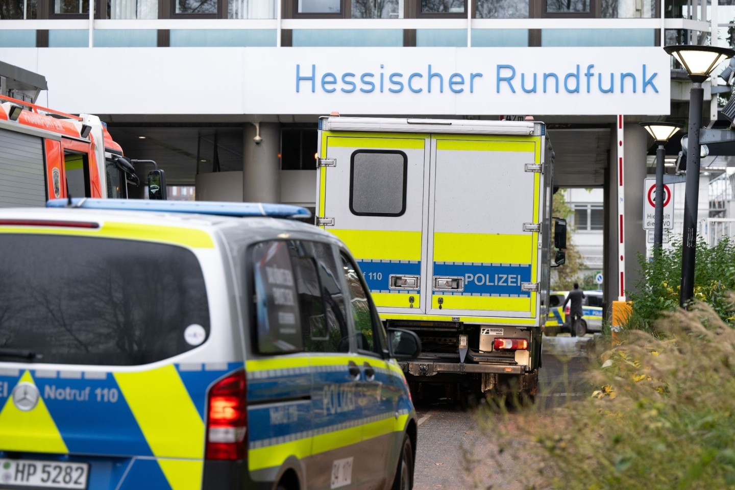 Polizeifahrzeuge auf dem Gelände des Hessischen Rundfunks in Frankfurt.