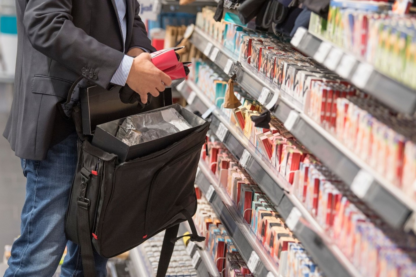 Ein Detektiv einer Sicherheitsfirma demonstriert, wie Ladendiebe mit Hilfe eines präparierten Koffers Sicherungsetiketten an der Ware überlisten und Diebstähle begehen (Symbolbild).