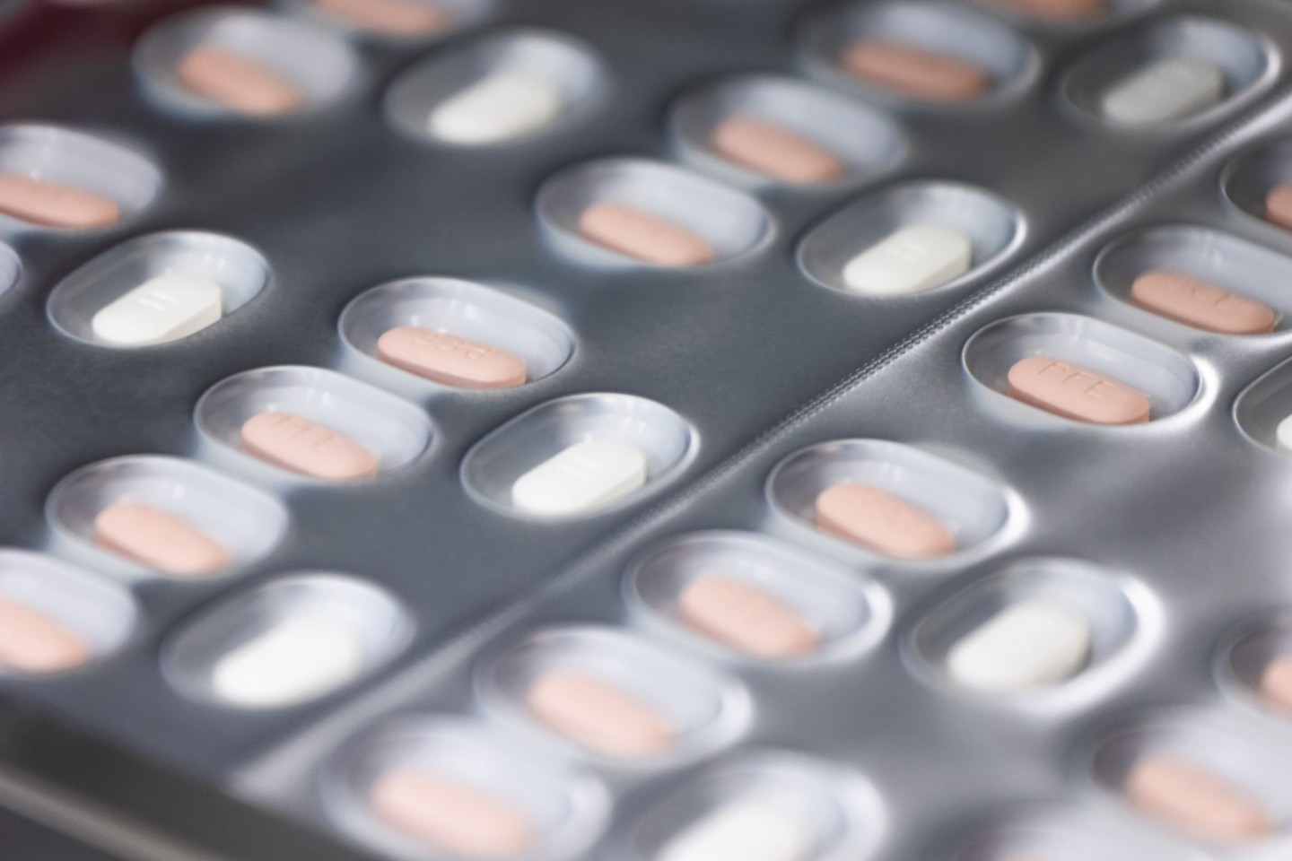 Tabletten eines Medikaments zur Behandlung von Covid-19 durchlaufen eine Verpackungsanlage.