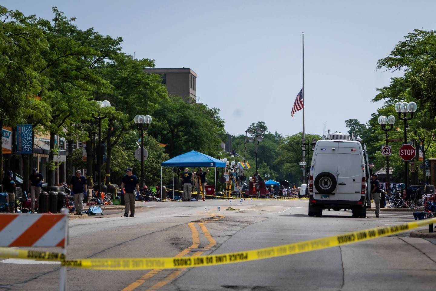 Eine US-amerikanische Flagge weht am Tag nach dem Massaker in Highland Park auf halbmast.