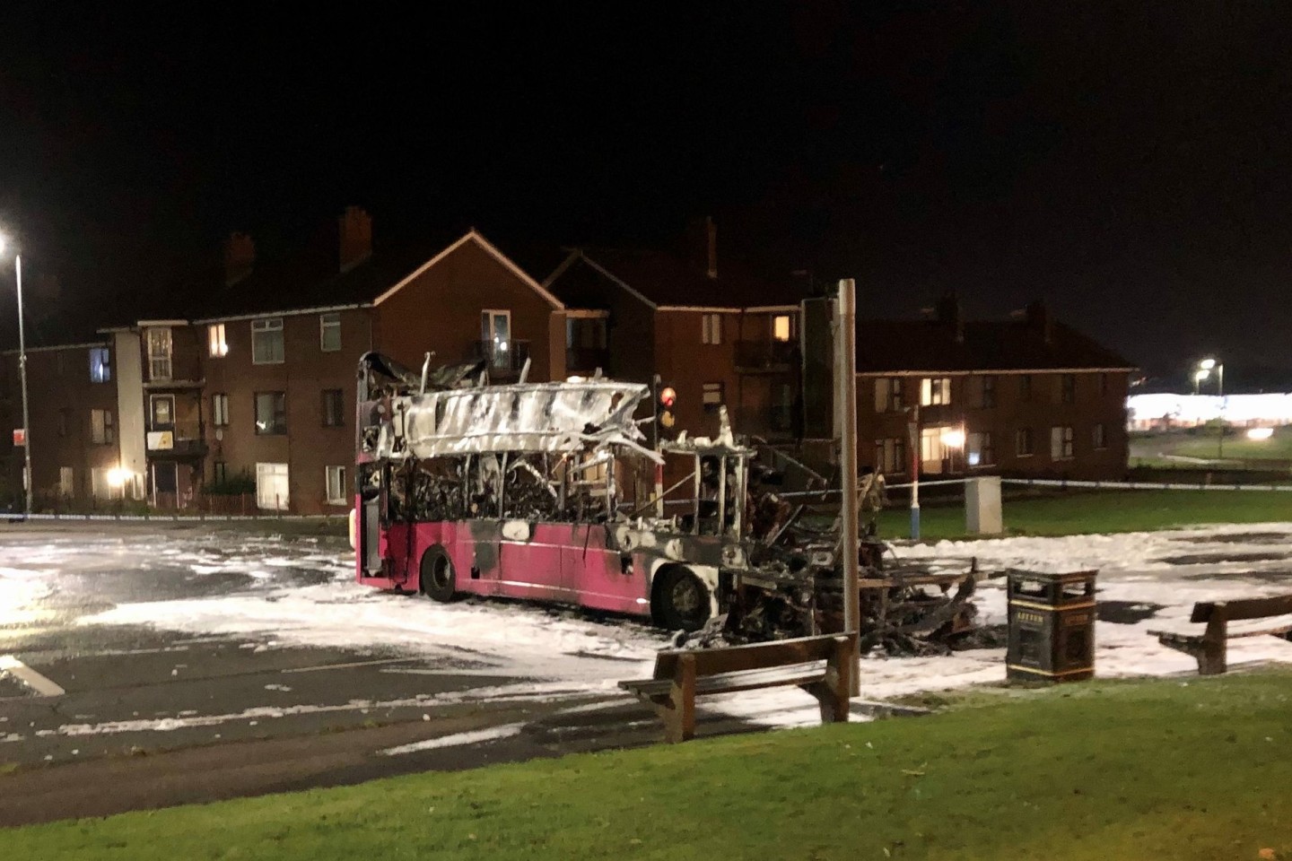 Der ausgebrannte Doppeldeckerbus in Newtownabbey.