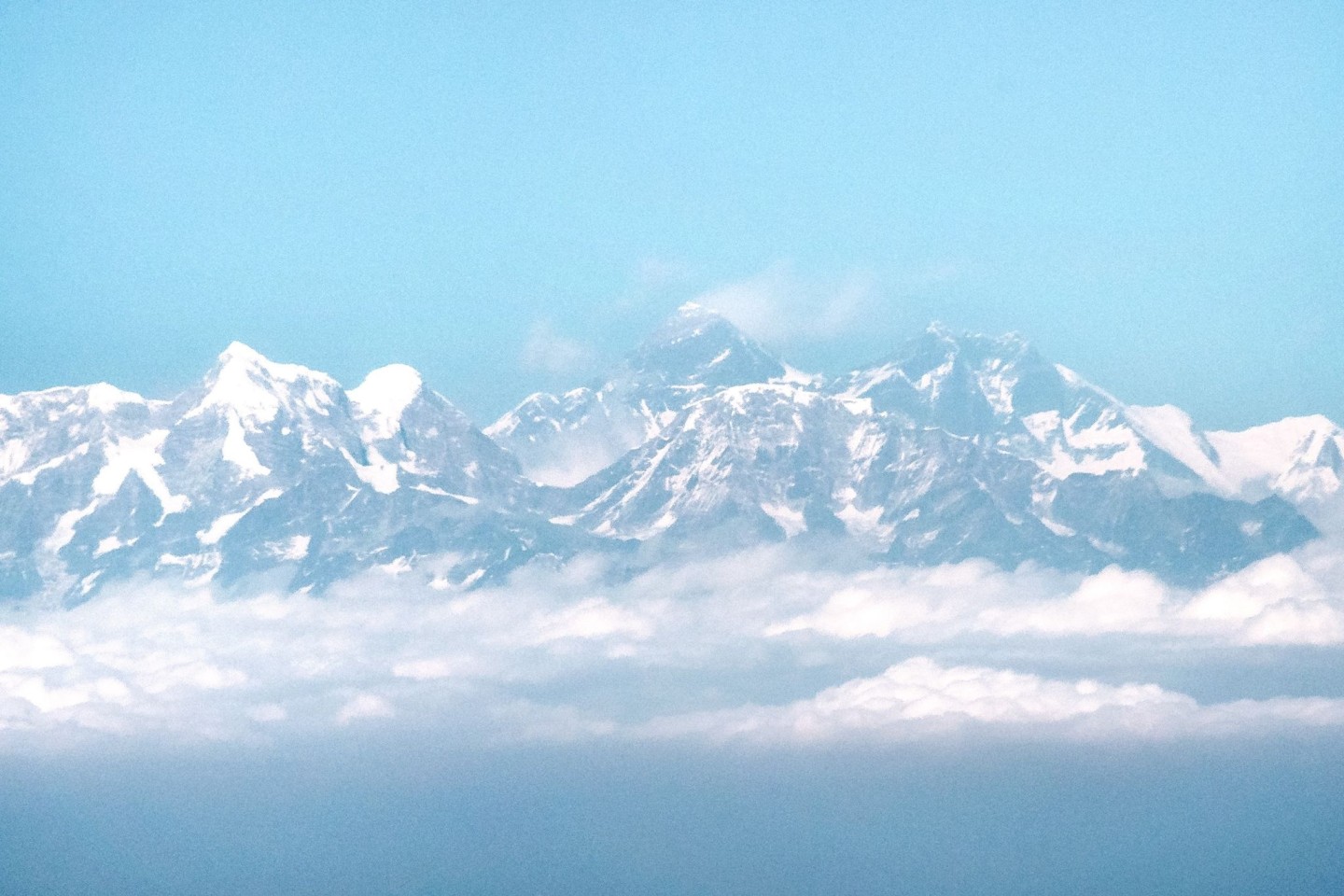 Blick aus dem Flugzeug auf das Himalaya-Gebirge mit dem Mount Everest - höher geht's nicht.