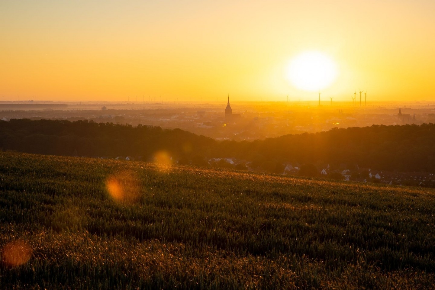 Sonnenaufgang bei Hildesheim in Niedersachsen.