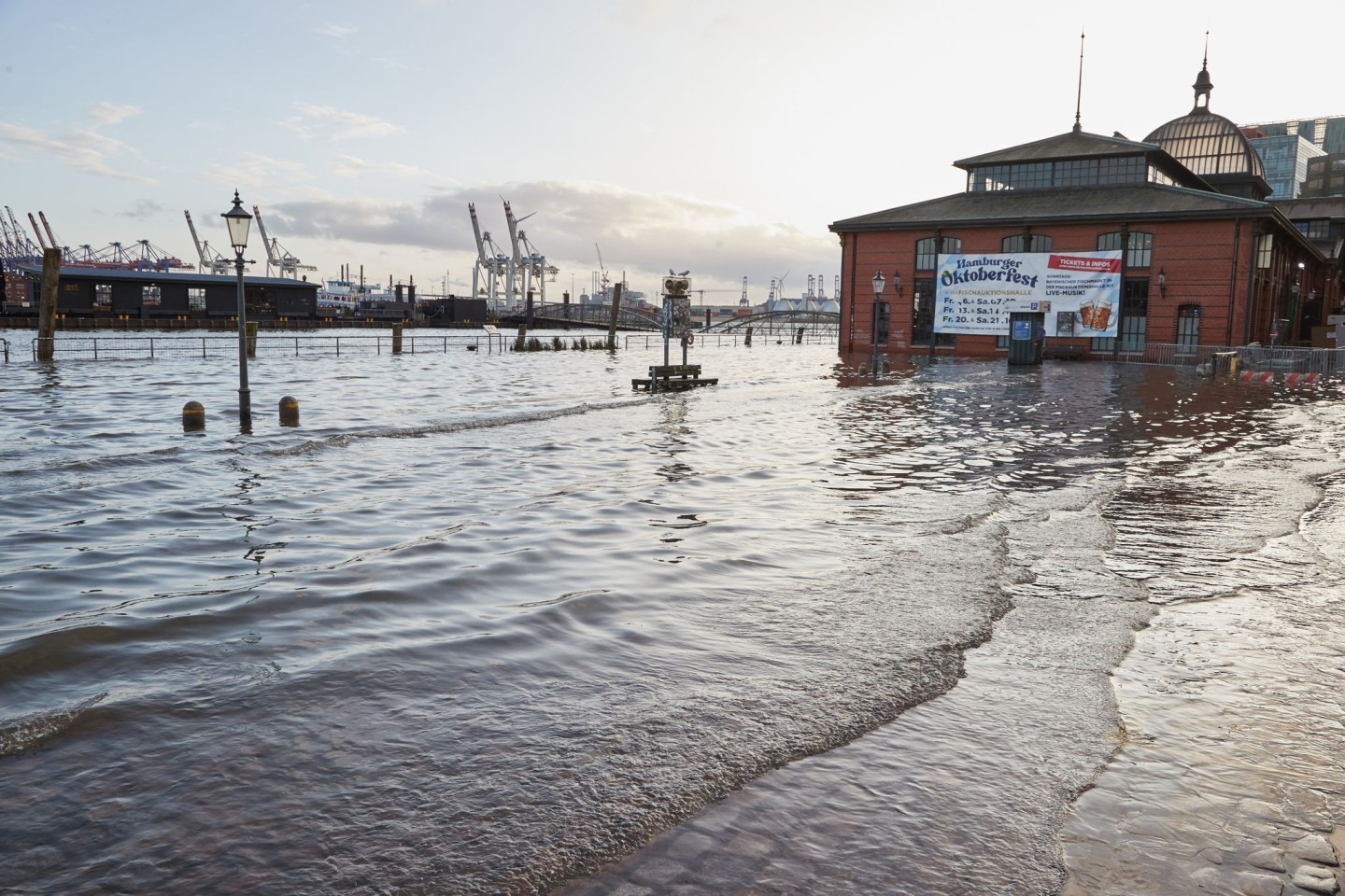 Blick auf den mit Elbwasser überfluteten Fischmarkt in Hamburg.