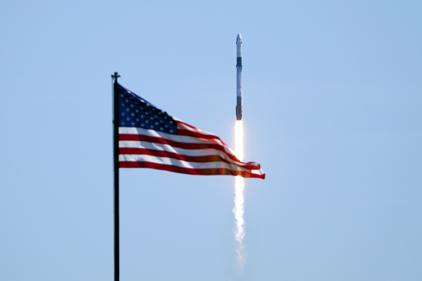 Eine SpaceX Falcon 9-Rakete mit einer «Crew Dragon»-Raumkapsel an Bord hebt vom Weltraumbahnhof Cape Canaveral ab.