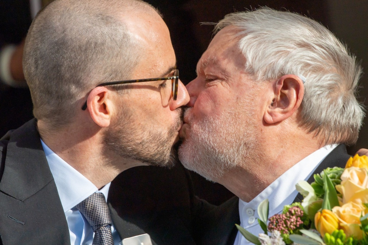 Der ehemalige Benediktiner-Mönch Anselm Bilgri (r) und sein Mann Markus küssen sich nach ihrer Trauung vor dem Münchner Standesamt in der Mandlstraße.