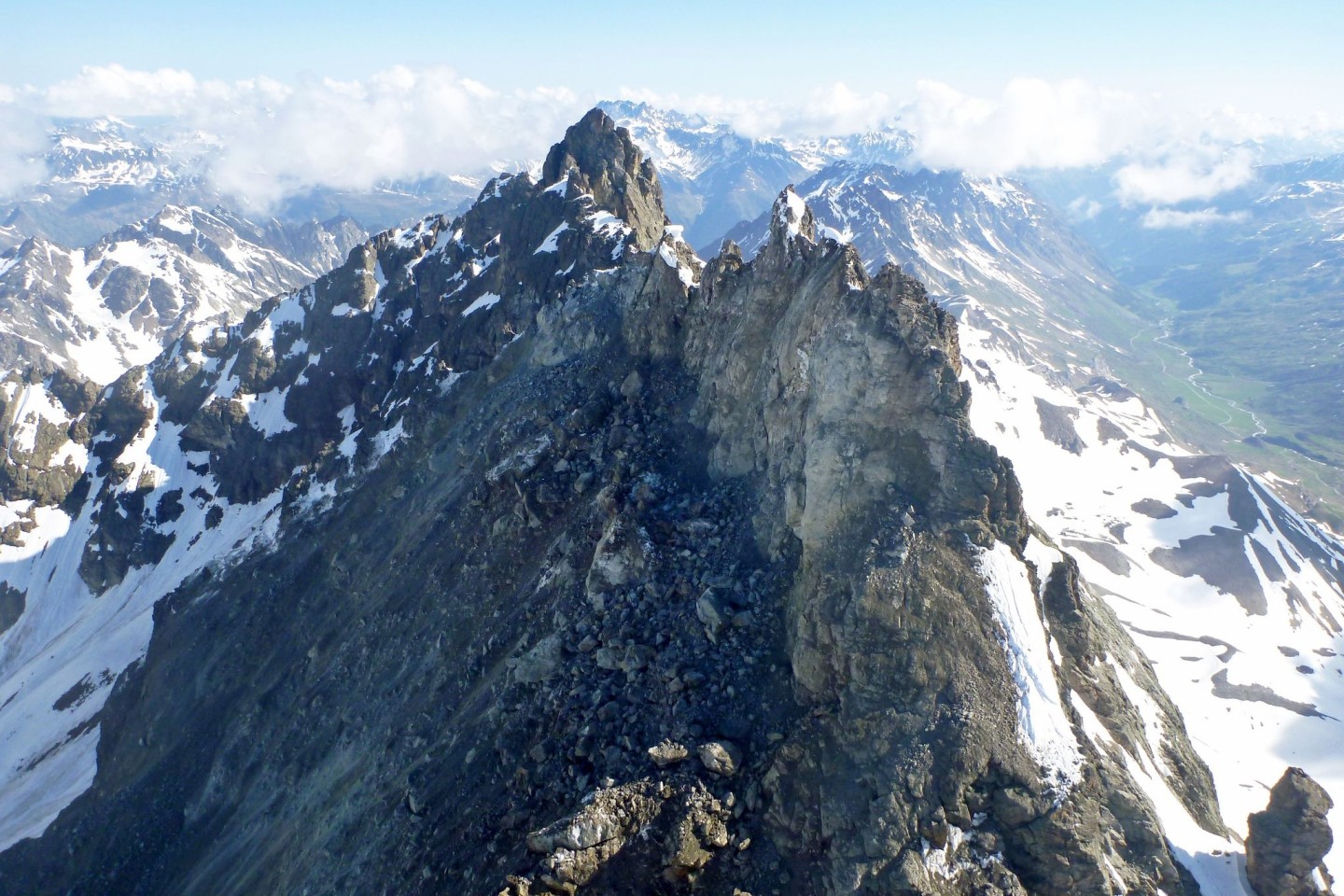 Blick auf einen Teil des Fluchthorns, nachdem sich Gesteinsmassen gelöst haben und bergab gerutscht sind. Bei dem massiven Bergsturz im Bundesland Tirol ist ein Alpengipfel samt Gipfelkreuz...
