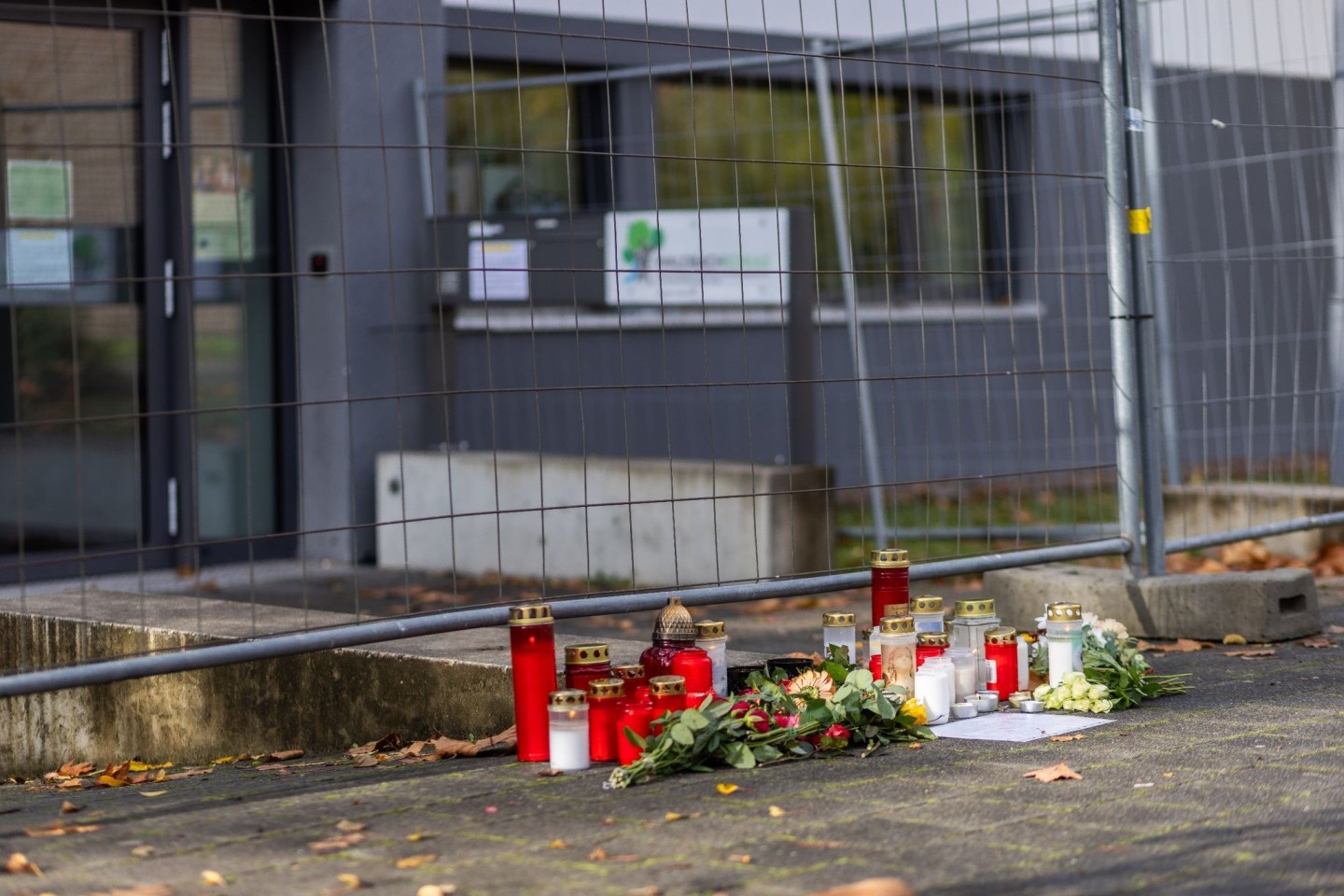 Blumen und Kerzen liegen vor der Waldbachschule in Offenburg. Dort soll ein 15-jähriger Schüler einen Gleichaltrigen erschossen haben.