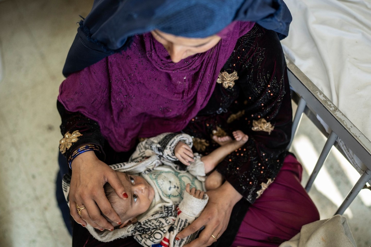 Eine Mutter mit ihrem vier Monate alten Baby auf einer Station für Unterernährung in Afghanistans Haupstadt Kabul.