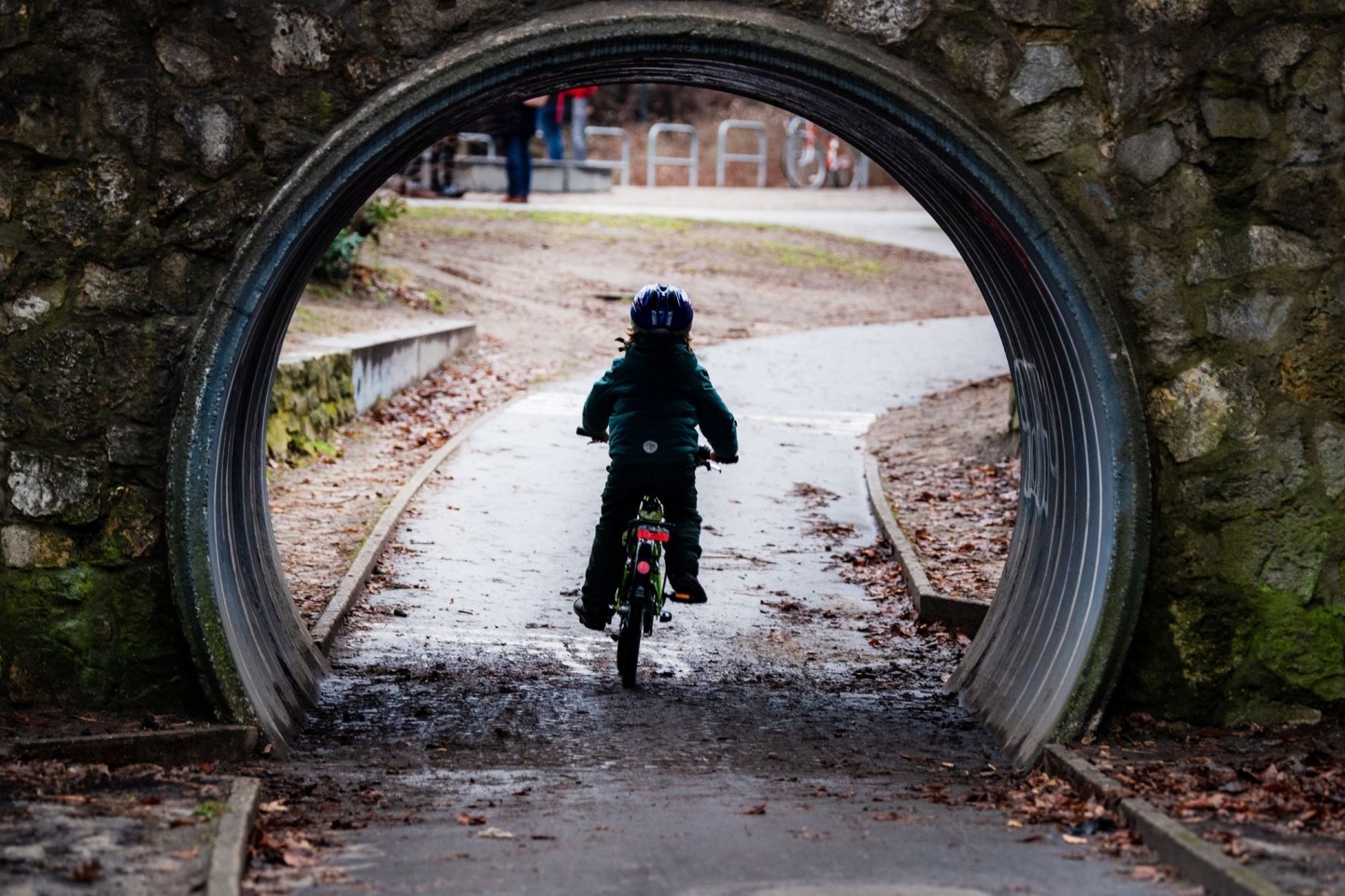 Ein Kind radelt durch einen Tunnel in einem Park in Berlin. (Archivbild)
