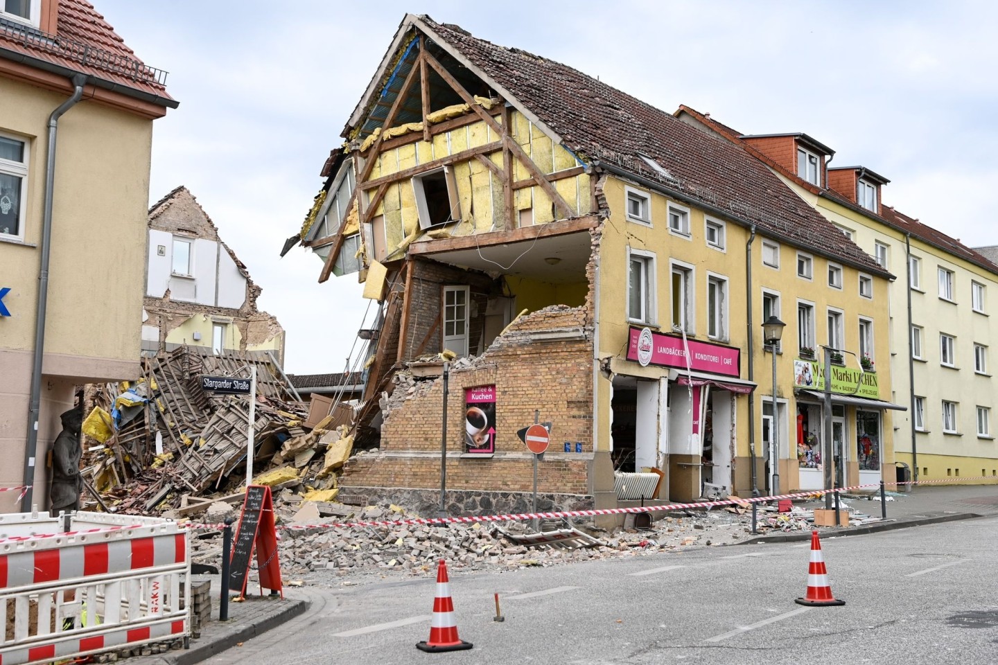 In einer Bäckerei im Stadtzentrum von Lychen hat es eine heftige Explosion gegeben, dabei wurde eine Frau schwer verletzt.
