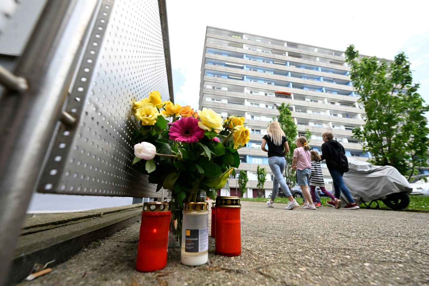 Bürger haben zum Gedenken an die Opfer der Explosion in einem Hochhaus im Mai Kerzen und Blumen niedergelegt.