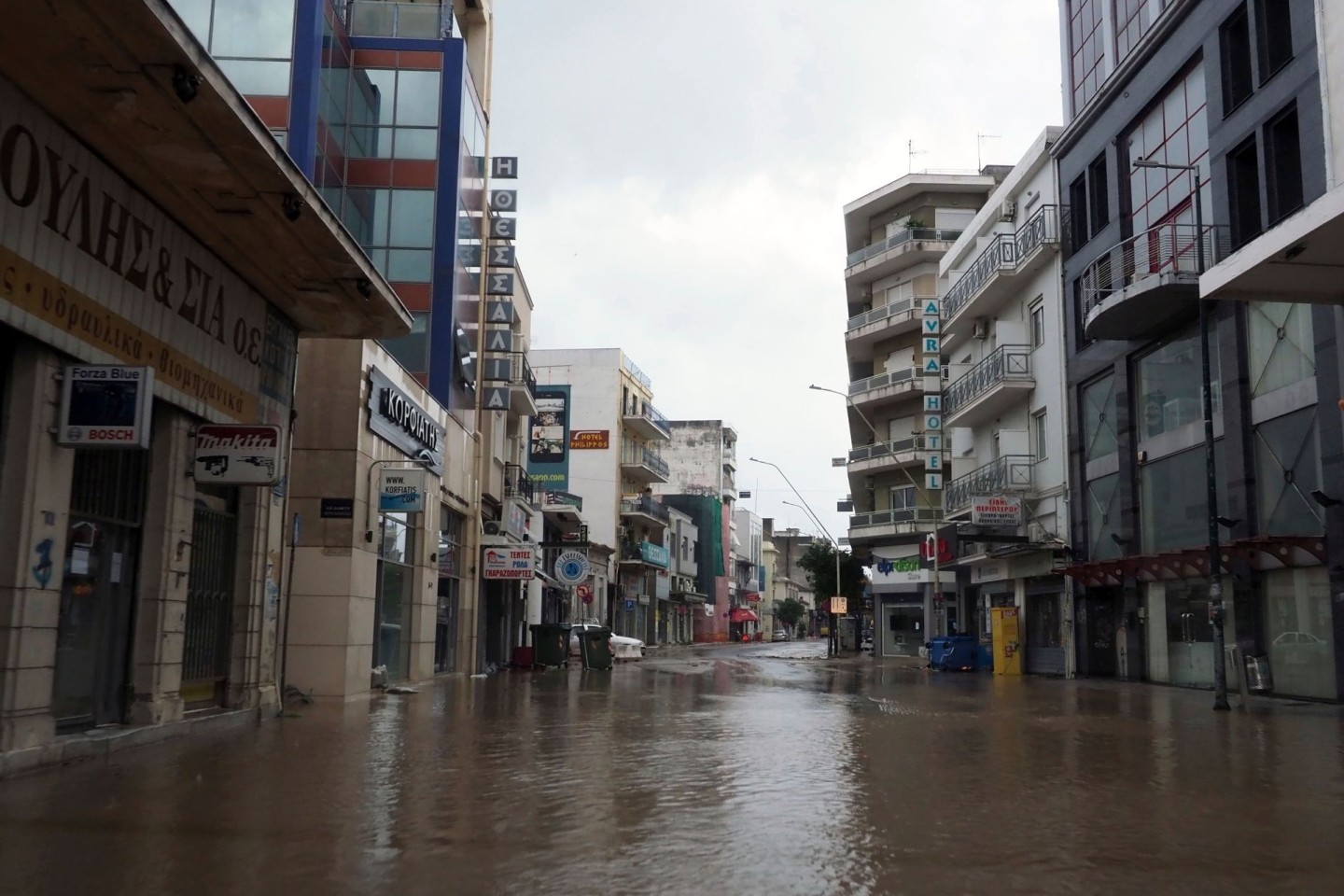 Eine Hauptstraße in Volos nach dem Regensturm.