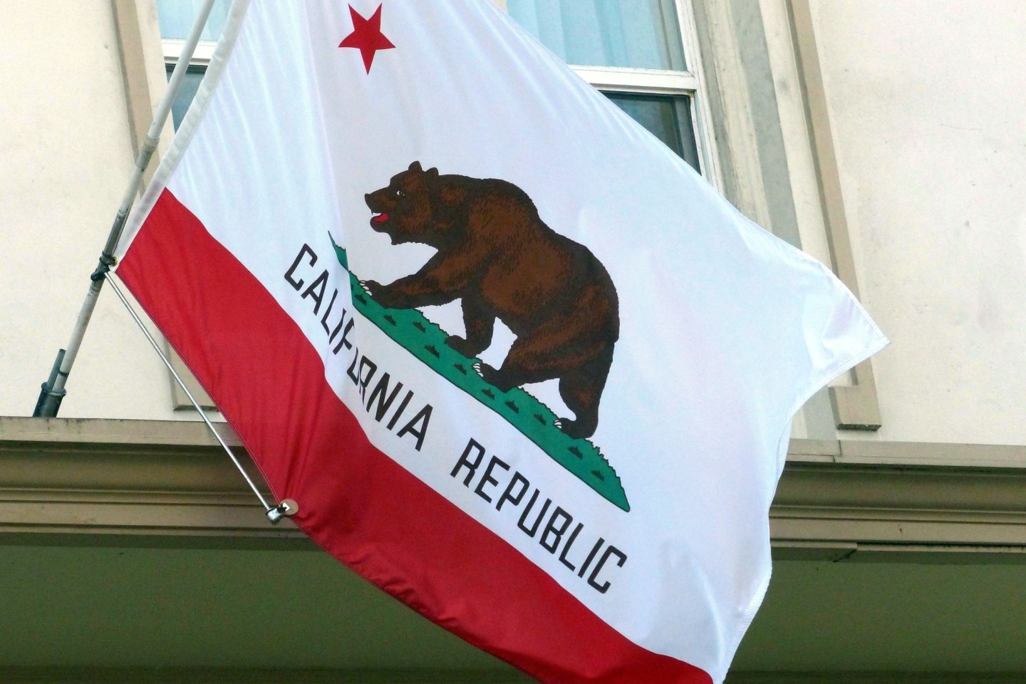 Die Flagge Kaliforniens: Im Merced County südöstlich von San Francisco wurden die Leichen dreier Erwachsener und eines Säuglings gefunden.