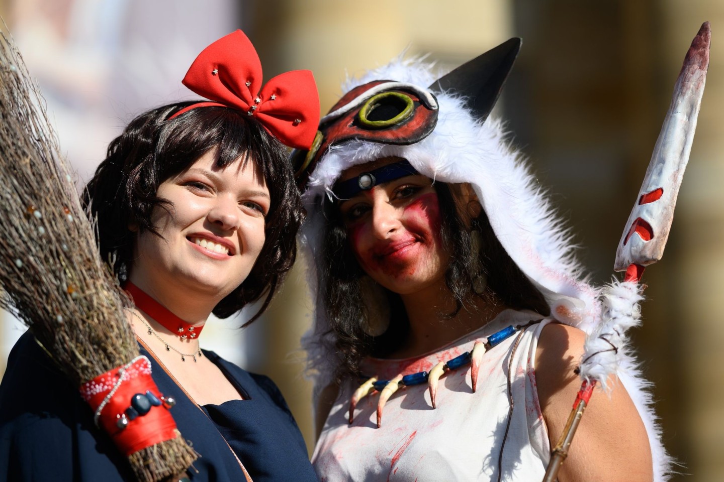 Die kostümierten Teilnehmerinnen Prinzessin Mononoke (r) und Kiki lieben die Anime- und Manga-Convention Connichi.