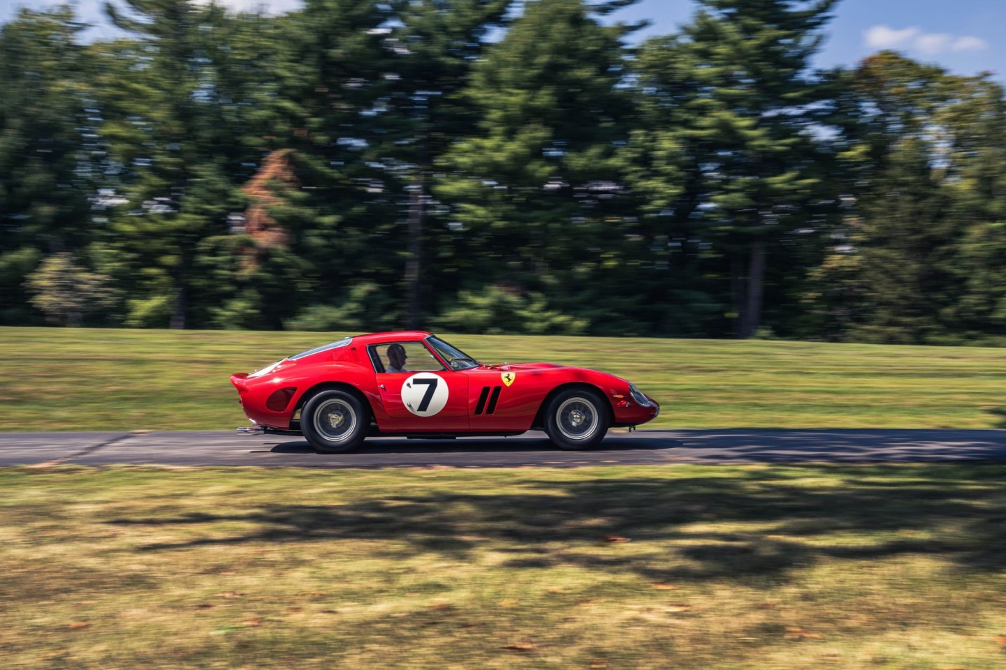 Ein 1962er Ferrari wurde beim Auktionshaus Sotheby's für mehr als 51,7 Millionen Dollar (etwa 48,3 Millionen Euro) versteigert.