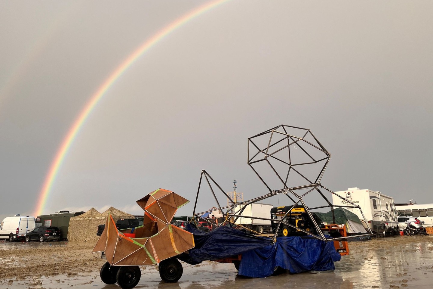 Zehntausende Besucher des Wüsten-Festivals «Burning Man» sitzen nach heftigen Regenfällen am Wochenende auf dem Gelände im US-Bundesstaat Nevada fest.