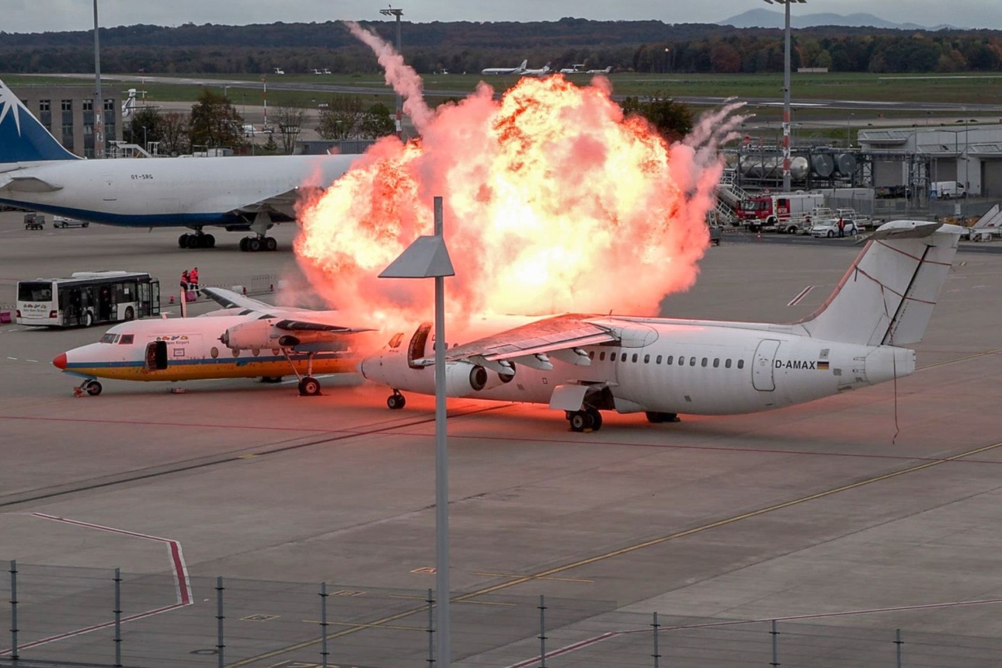 Am Flughafen Köln/Bonn haben Einsatzkräfte für den Notfall geübt.