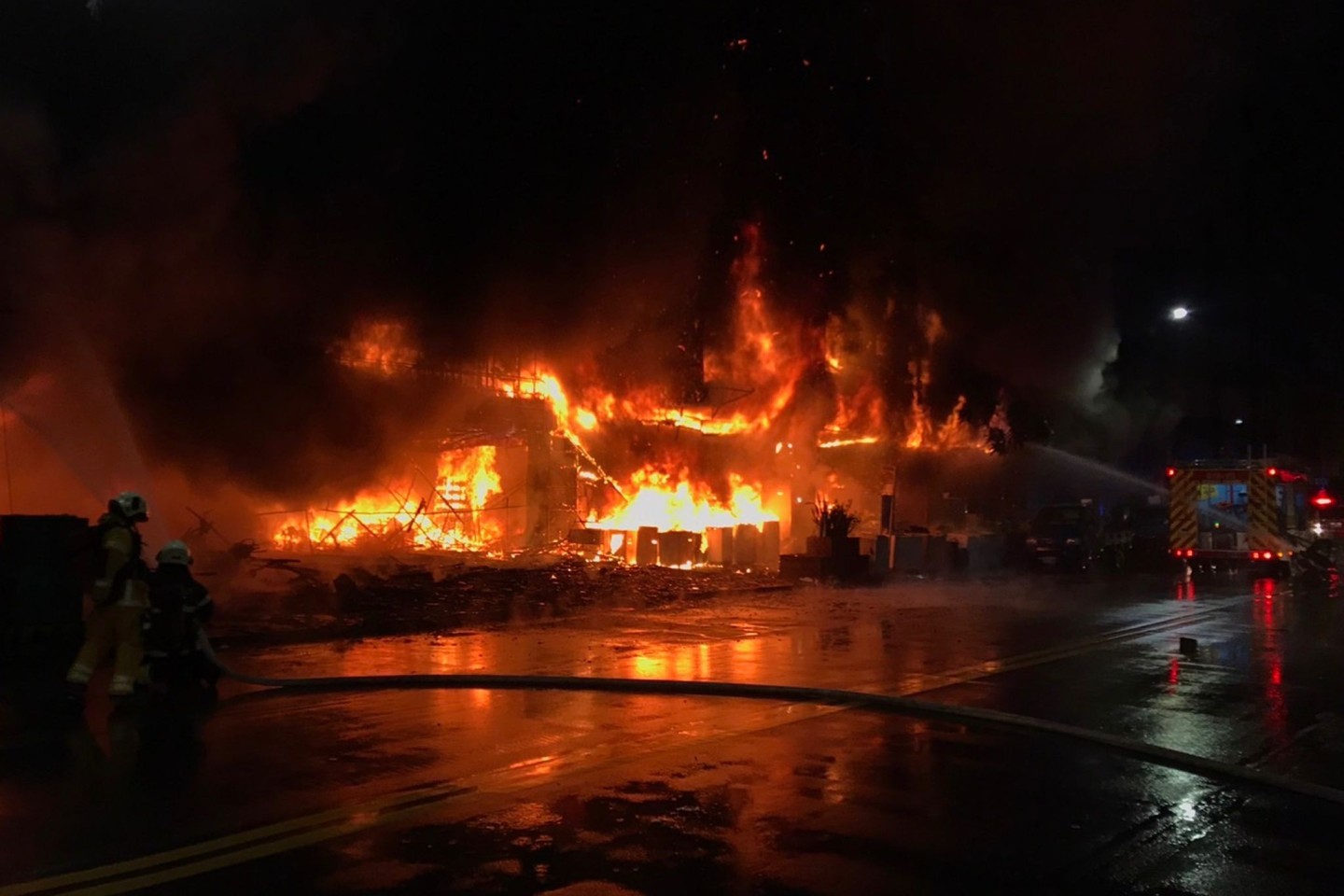 Flammen schlagen aus dem brennenden 13-stöckigen Geschäfts- und Wohngebäude in der Innenstadt.
