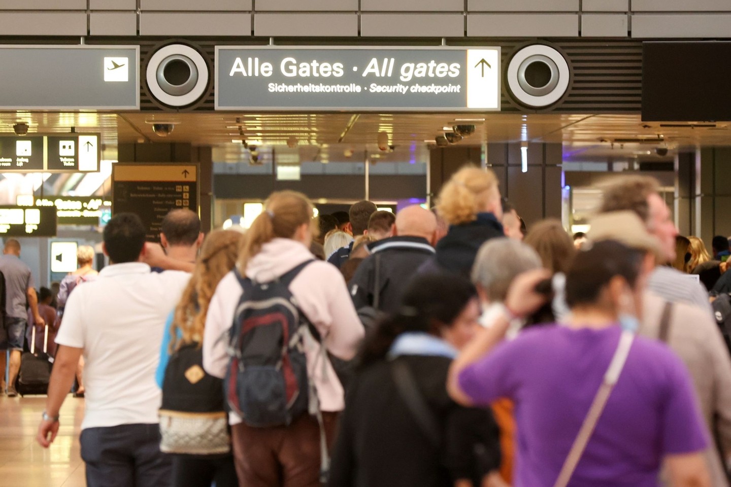 Reisende vor der Sicherheitskontrolle am Hamburger Flughafen. Das befürchtete Chaos blieb aus.
