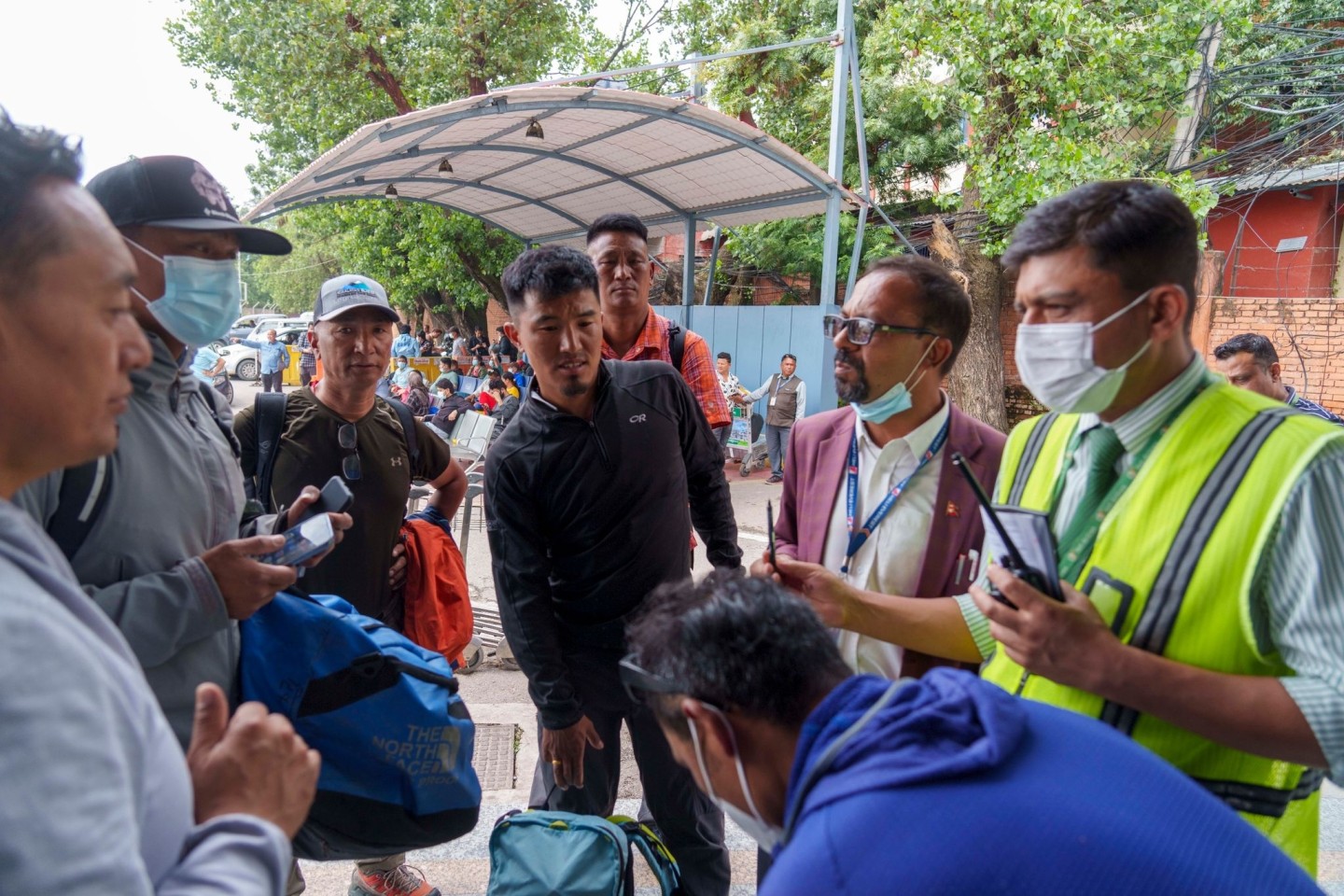 Ein Team von Bergsteigern bereitet sich vom internationalen Flughafen Tribhuvan in Kathmandu auf den Start der Rettungsaktion vor.