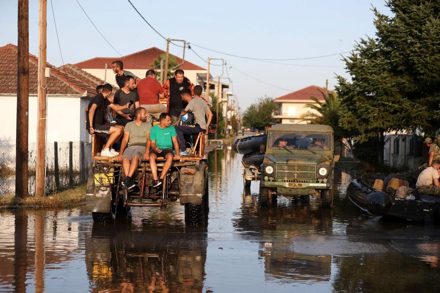 Überflutete Straßen im griechischen Palamas. In den meisten betroffenen Regionen ist die Stromversorgung wieder hergestellt worden. Probleme gibt es jedoch mit der Wasserversorgung.