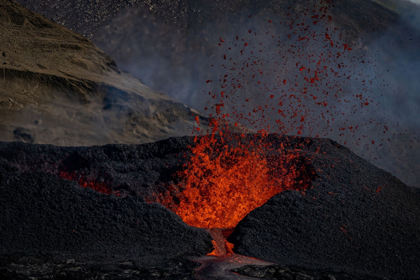 Magma strömt auf der Halbinsel Reykjanes aus einem herzförmigen Krater des Vulkans Fagradalsfjall nach einem Ausbruch aus einer neuen Spalte.