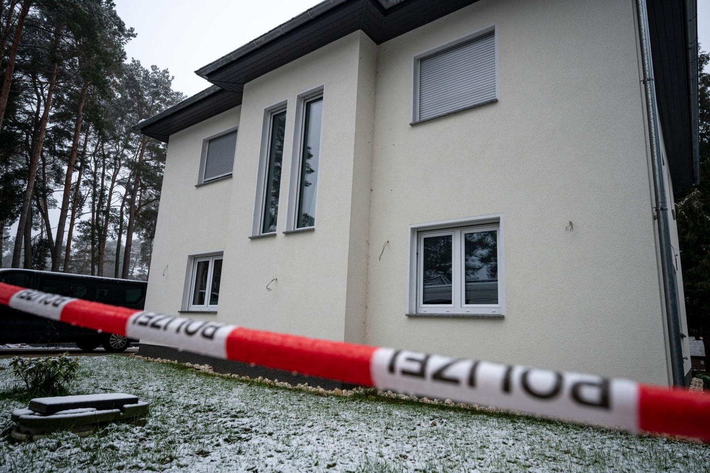 Das Einfamilienhaus in Senzig, einem Ortsteil der Stadt Königs Wusterhausen im Landkreis Dahme-Spreewald, ist abgesperrt. Die Polizei hat dort fünf Tote in einem Wohnhaus gefunden.