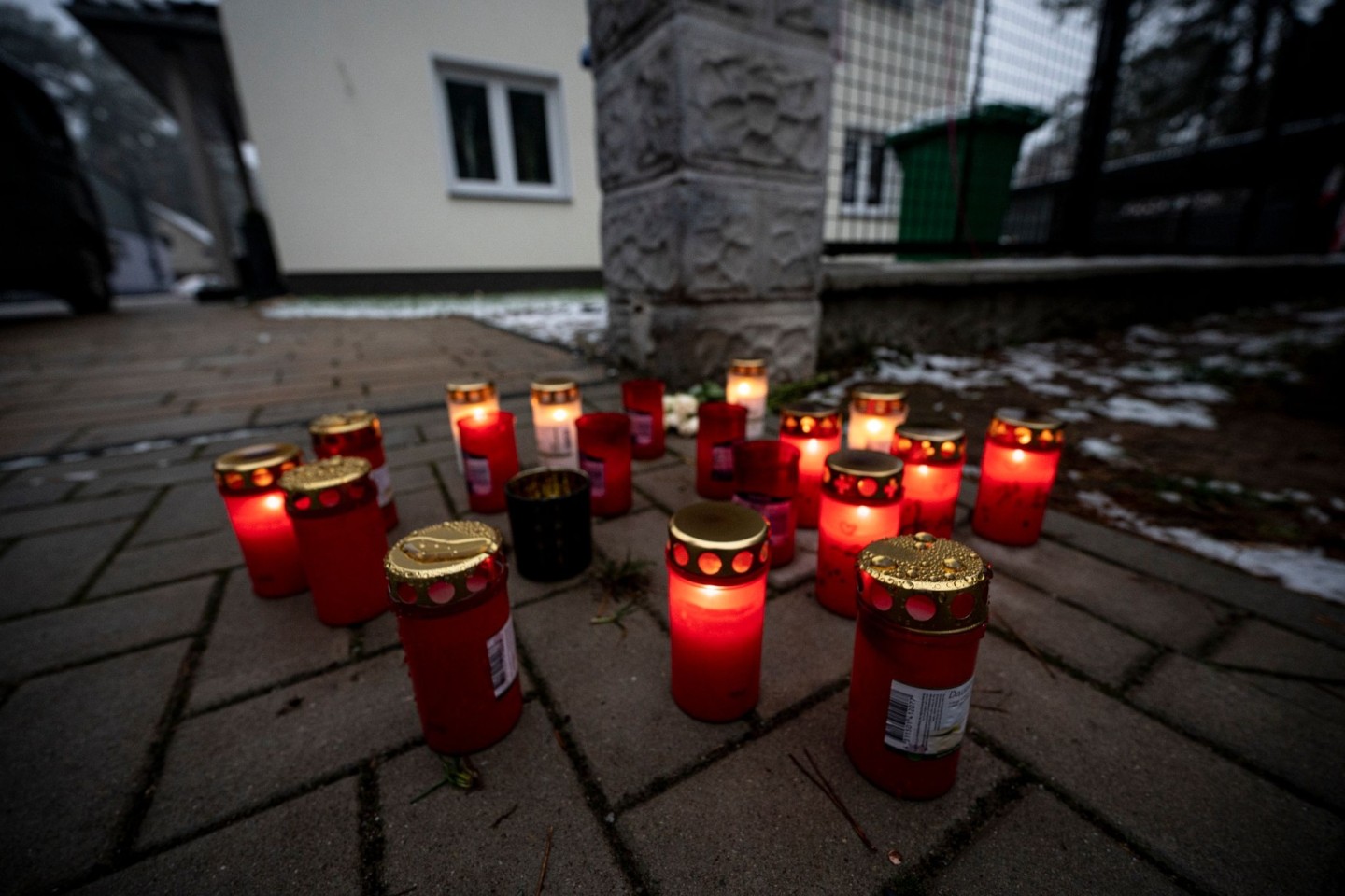Kerzen vor dem Einfamilienhaus in Königs Wusterhausen, in dem die Toten gefunden wurden.