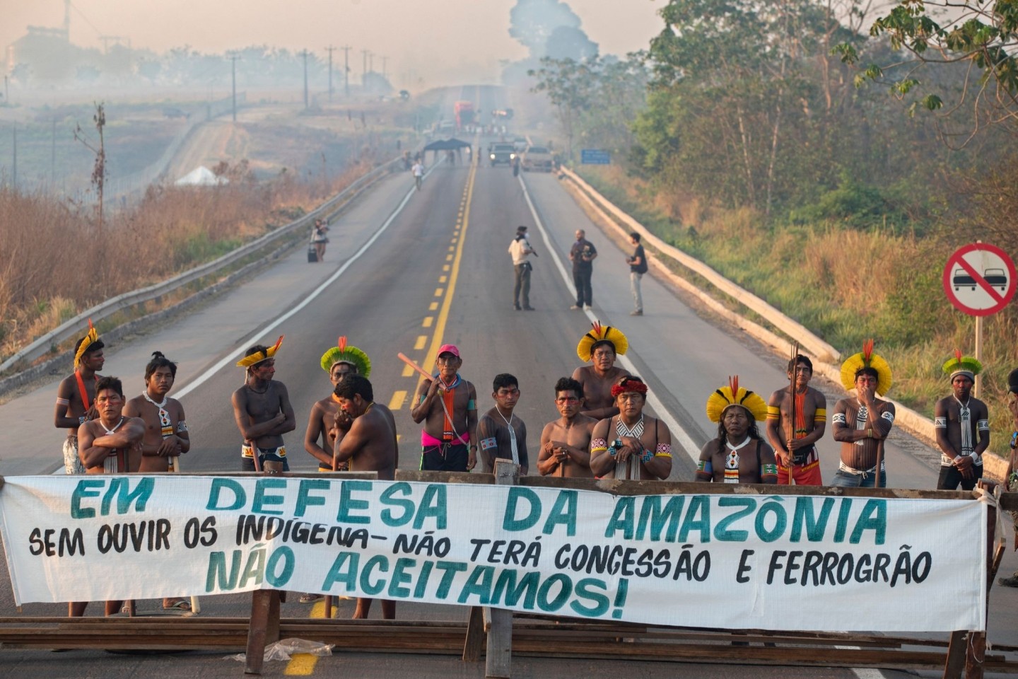 «Zur Verteidigung der Amzazonas» steht auf dem Banner: Mitglieder der indigenen Gemeinschaft der Kayapo protestieren zum Schutz ihres Landes.