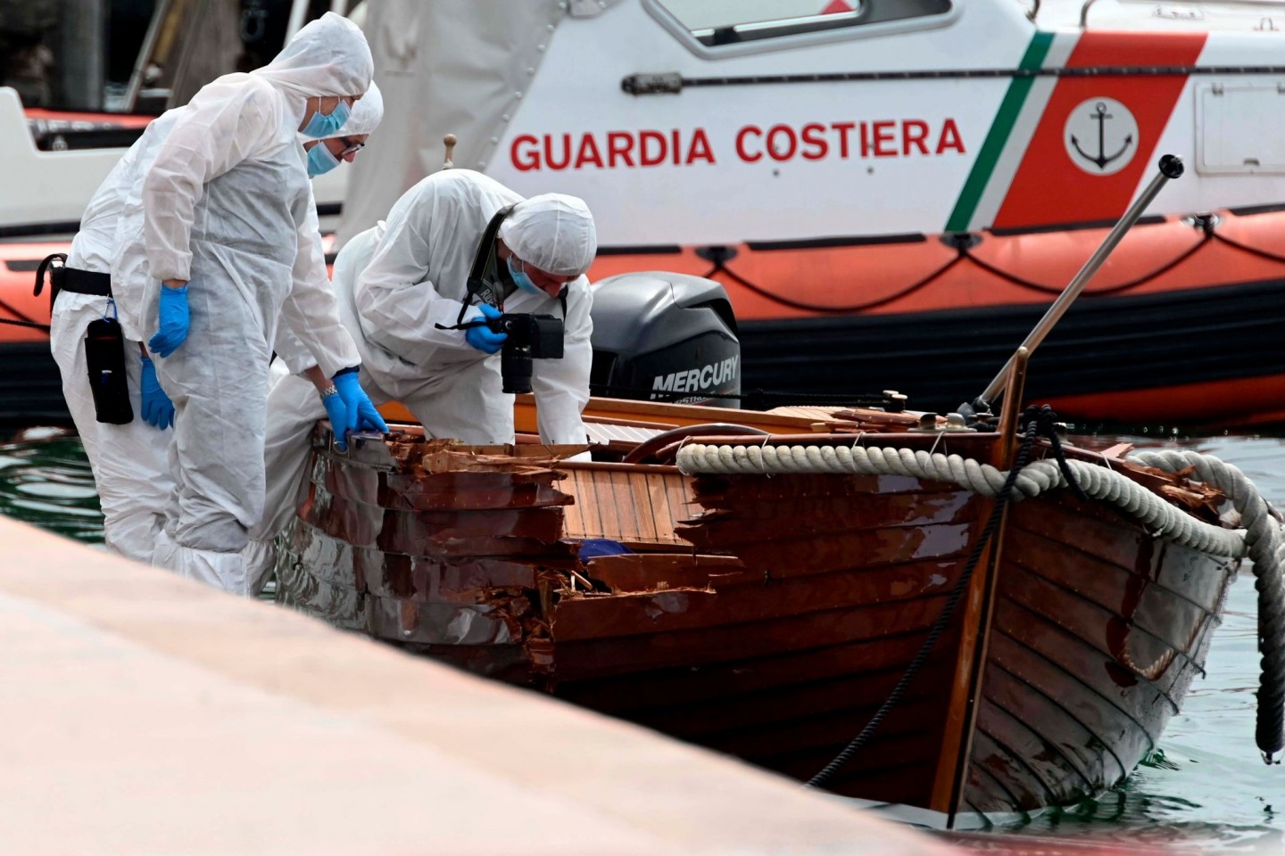 Italienische Forensiker begutachten die Schäden am Unfallboot in Salo am Gardasee.