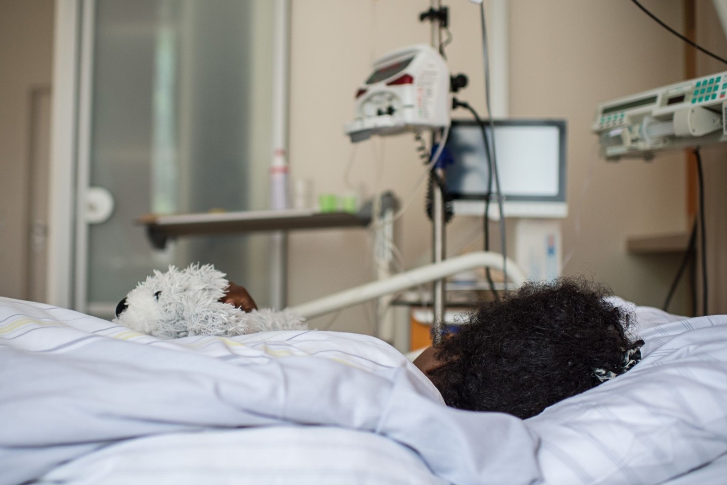 Eine Frau wird in einem Berliner Krankenhaus aufgrund schwerer Folgen einer Genitalverstümmelung behandelt.