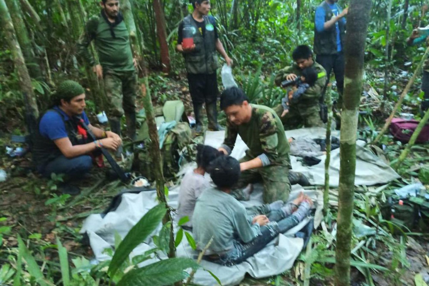 Kolumbianische Streitkräfte kümmern sich im Juni um die Geschwister, die nach einem tödlichen Flugzeugabsturz vermisst wurden.