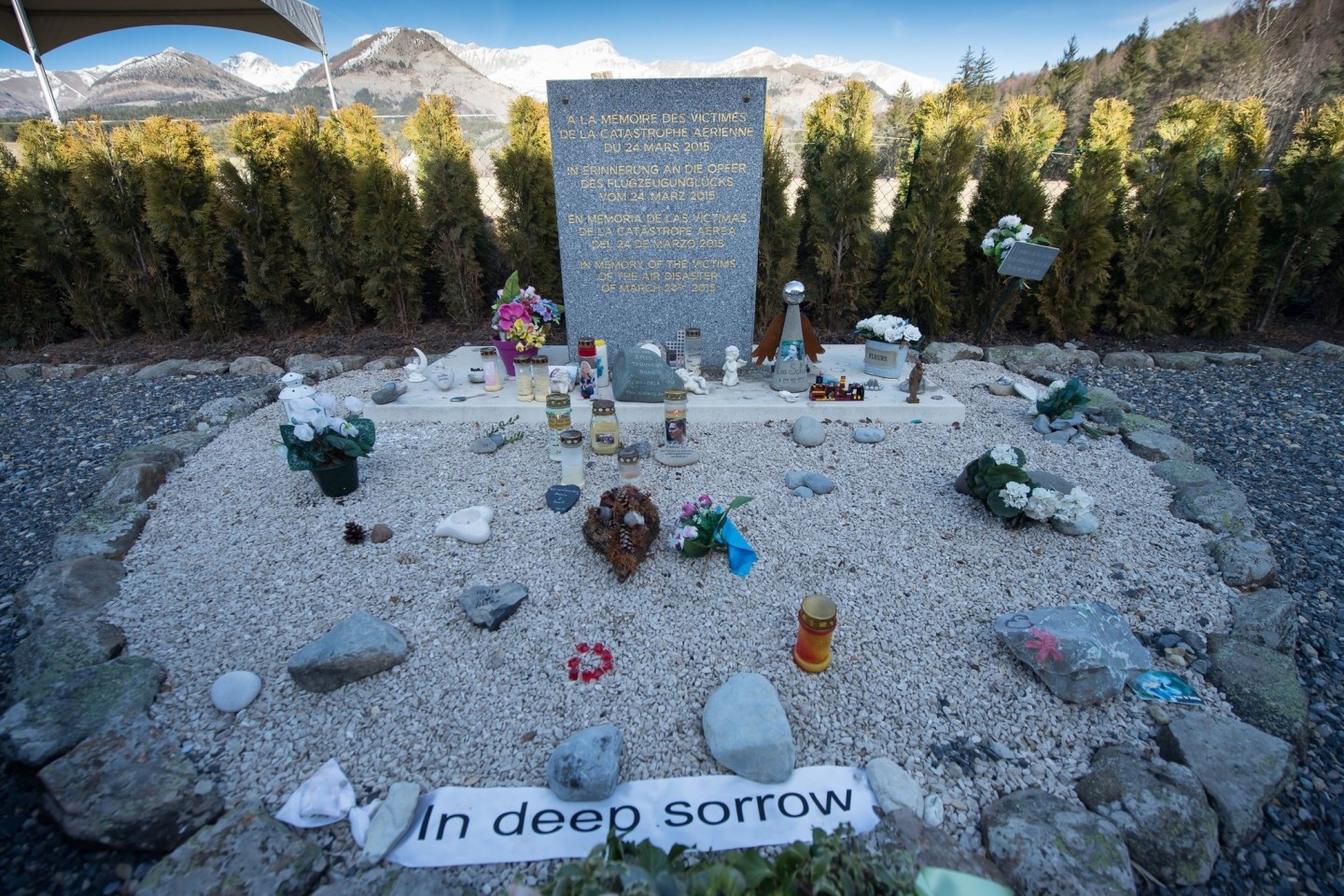 Eine Stehle mit der Aufschrift «In Erinnerung an die Opfer des Flugzeugunglücks vom 24. März 2015» in vier Sprachen.