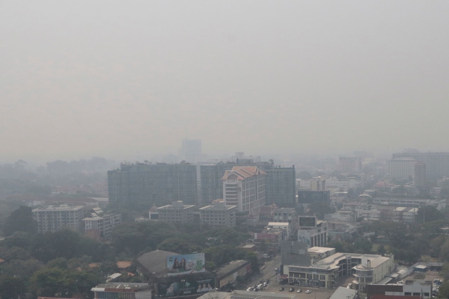 Blick auf die Stadt Chiang Mai, über der dichter Smog hängt.